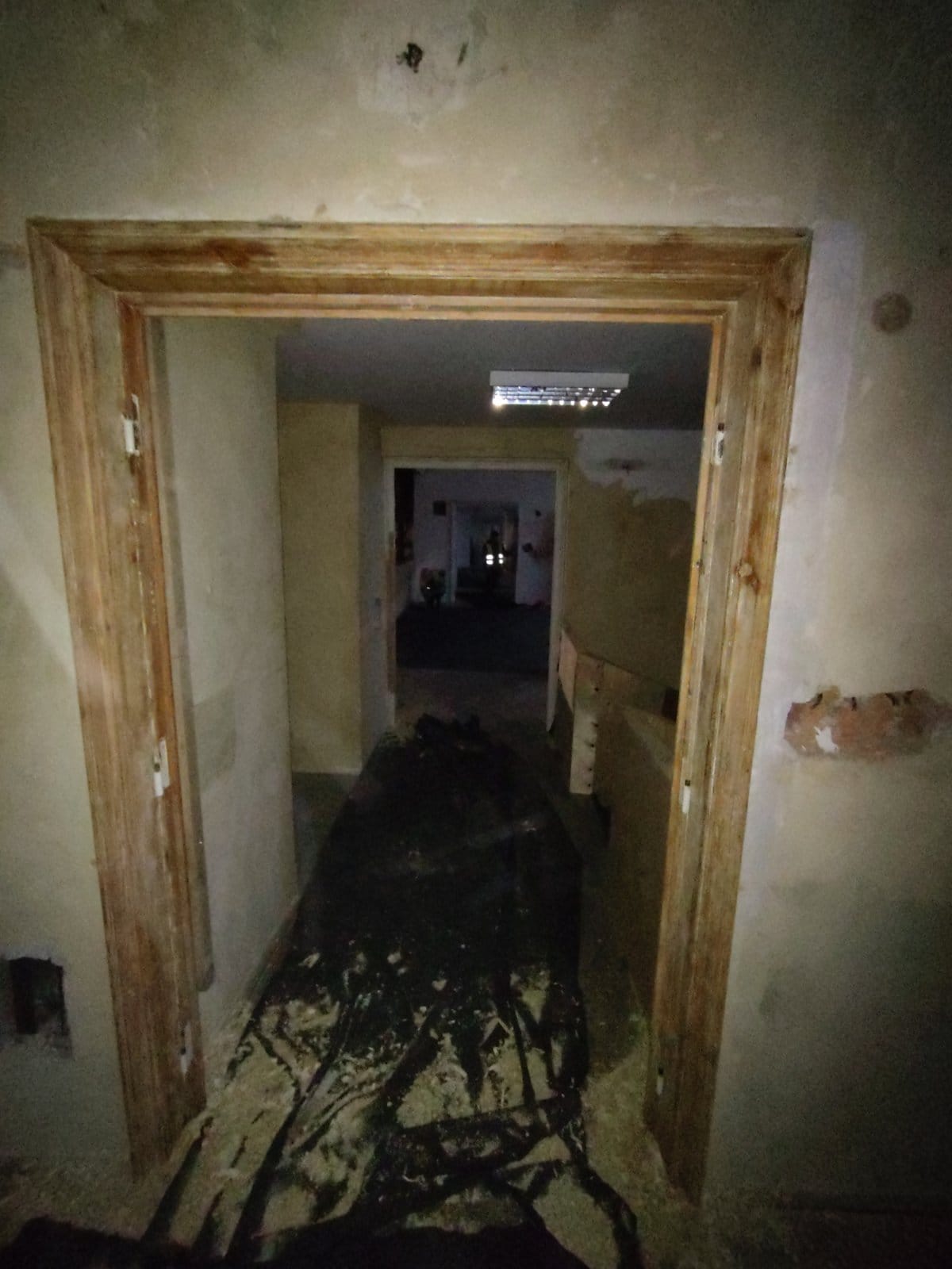 Dveřní zárubeň během odstraňování starých povrchových vrstev