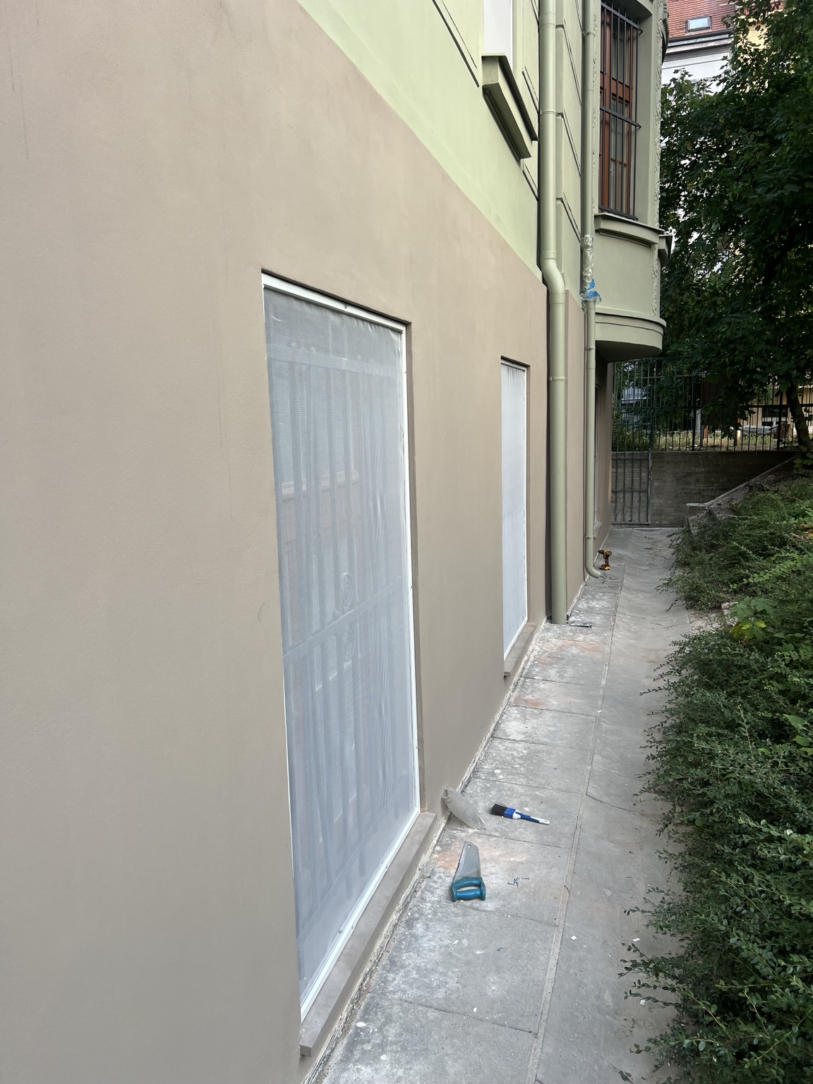 Práce na soklové části fasády